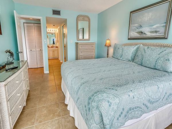 2 Bedroom Condo with easy access to the Bay & Beach