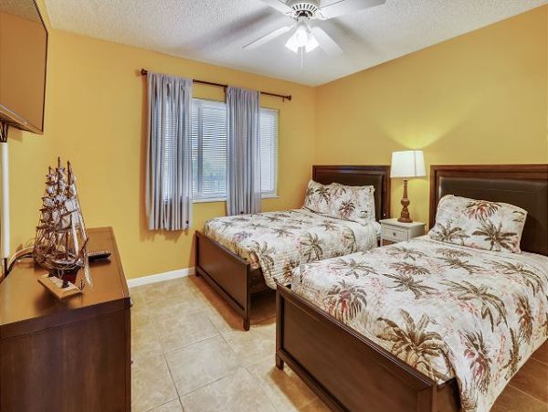 2 Bedroom Condo with easy access to the Bay & Beach