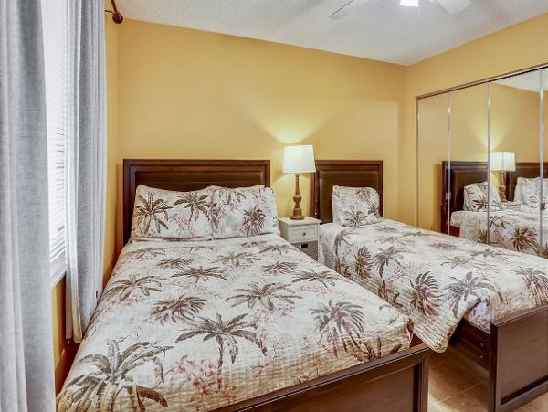 2 Bedroom Condo with easy access to the Bay & Beach
