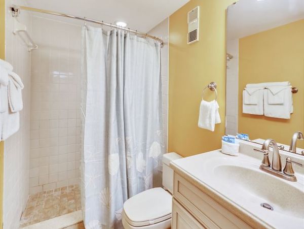 2 Bedroom Condo with easy access to the Bay & Beach