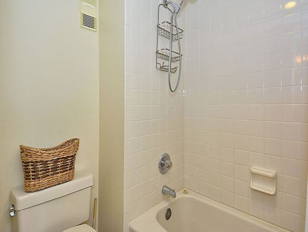 2 Bedroom Condo with easy access to the Bay & Beach