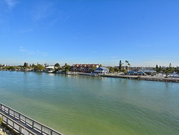 2 Bedroom Condo with easy access to the Bay & Beach