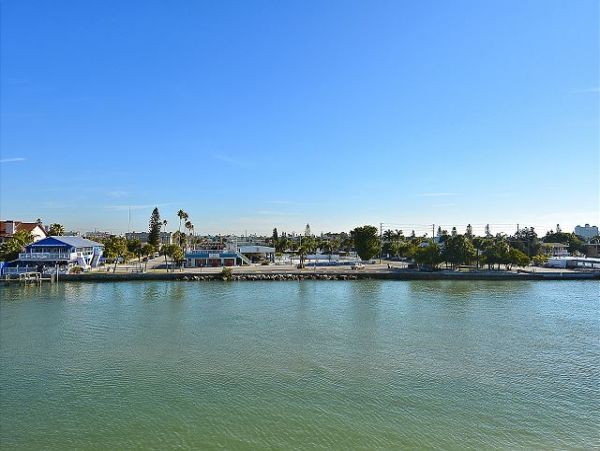 2 Bedroom Condo with easy access to the Bay & Beach