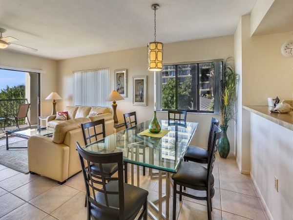 Treasure Island Easy Access to Beach & Bay 2 Bedroom Condo