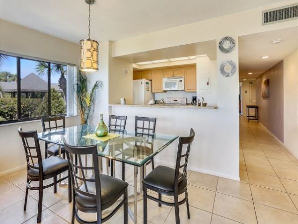 Treasure Island Easy Access to Beach & Bay 2 Bedroom Condo