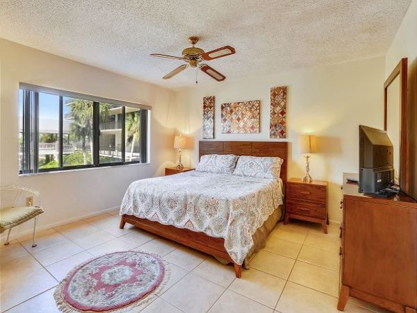 Treasure Island Easy Access to Beach & Bay 2 Bedroom Condo