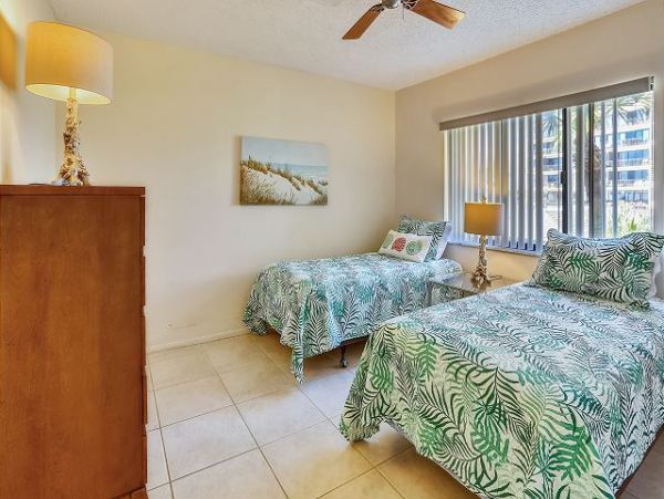 Treasure Island Easy Access to Beach & Bay 2 Bedroom Condo