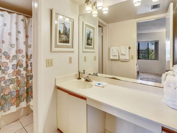 Treasure Island Easy Access to Beach & Bay 2 Bedroom Condo