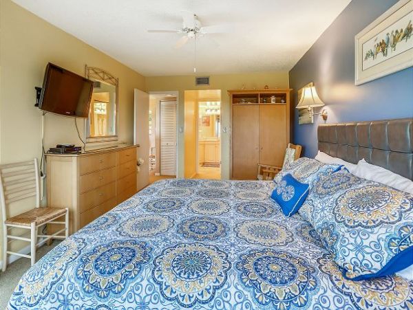 Two Bedroom Treasure Island Condo Sleeps Six