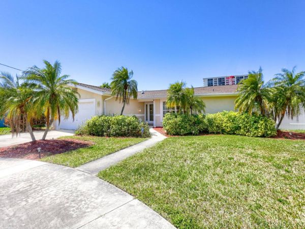 Canal-front Pool Vacation Home in Clearwater Sleeps 6