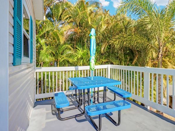 Two Bedroom Cottage Steps to the Beach in Fort Myers Beach