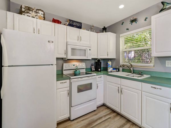 Two Bedroom Cottage Steps to the Beach in Fort Myers Beach
