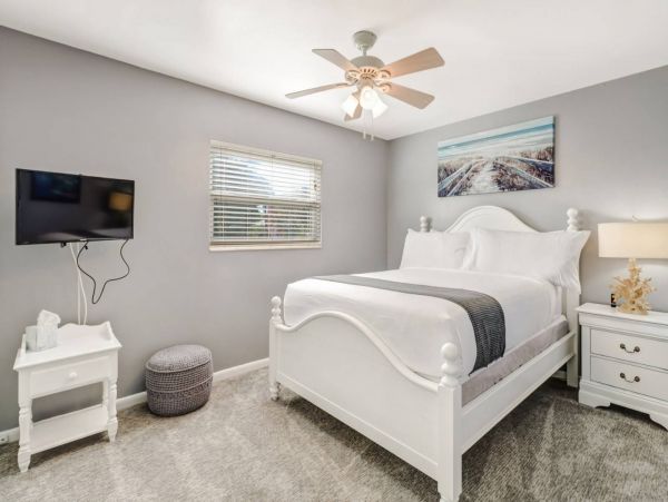 Two Bedroom Cottage Steps to the Beach in Fort Myers Beach
