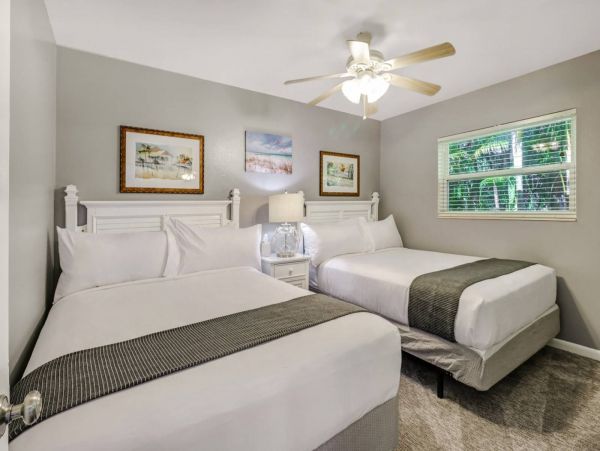 Two Bedroom Cottage Steps to the Beach in Fort Myers Beach