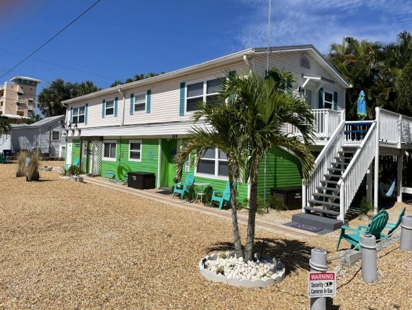 Two Bedroom Cottage Steps to the Beach in Fort Myers Beach