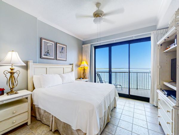 Gulf-front 2 Bedroom Vacation Condo with Great Amenities