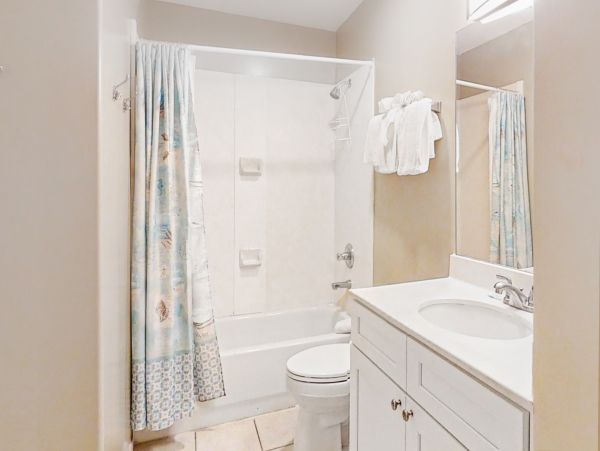 Gulf-front 2 Bedroom Vacation Condo with Great Amenities
