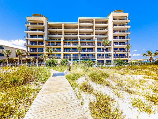 Gulf-front 2 Bedroom Vacation Condo with Great Amenities