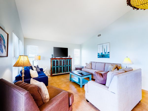 Four Bedroom Bay view home with private pool - dog friendly