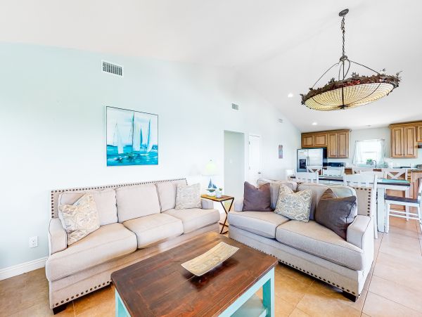 Four Bedroom Bay view home with private pool - dog friendly