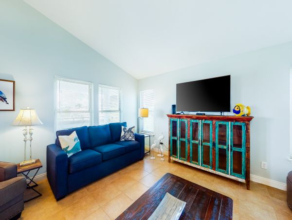Four Bedroom Bay view home with private pool - dog friendly