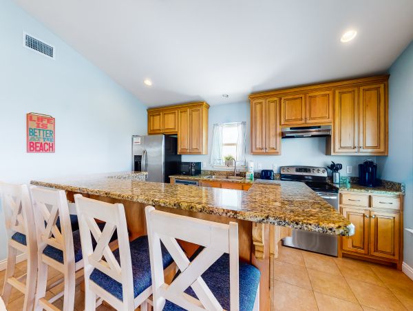 Four Bedroom Bay view home with private pool - dog friendly