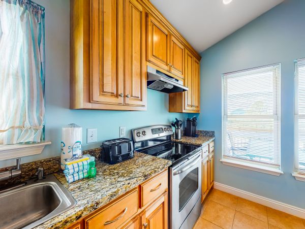 Four Bedroom Bay view home with private pool - dog friendly