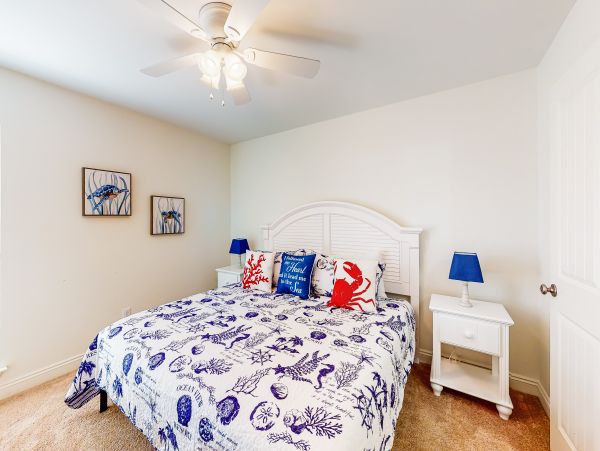 Four Bedroom Bay view home with private pool - dog friendly