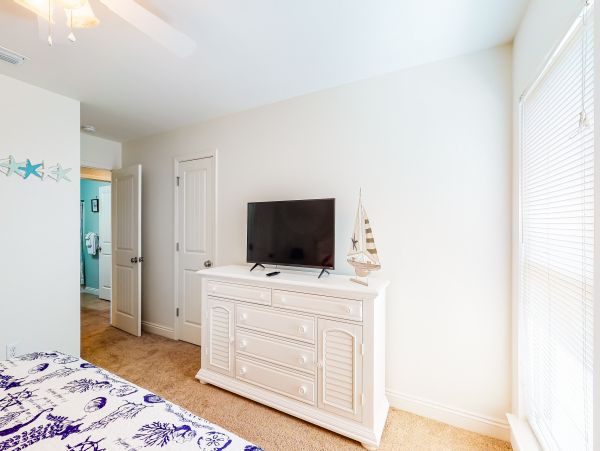 Four Bedroom Bay view home with private pool - dog friendly