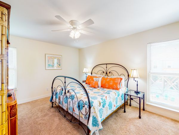 Four Bedroom Bay view home with private pool - dog friendly