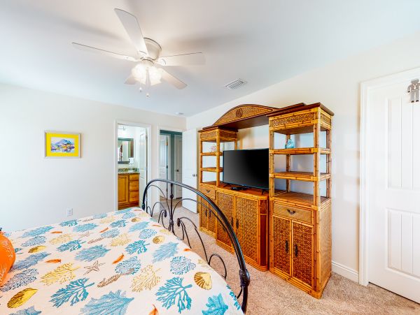 Four Bedroom Bay view home with private pool - dog friendly