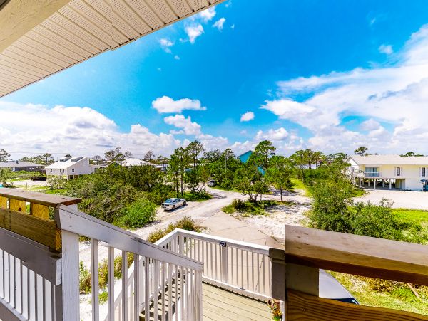 Four Bedroom Bay view home with private pool - dog friendly