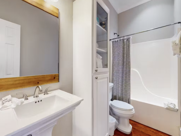 Three Bedroom Sleeps 13 Guests A Great Property Call Today
