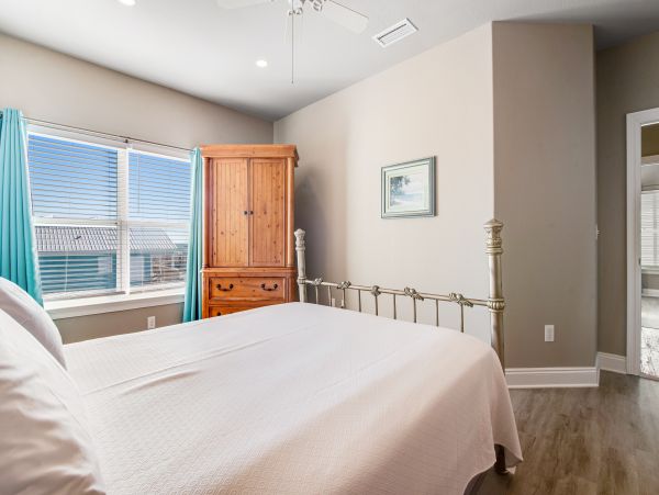 Four Bedroom House close to beach