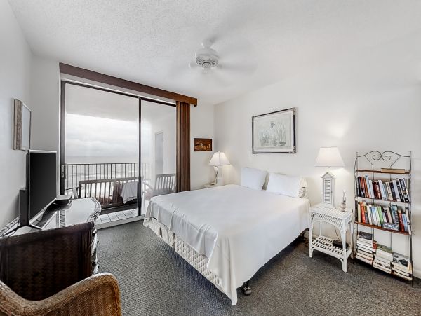 Gulf Front Condo with Beach View, Pools, Hot Tub & Tennis Court