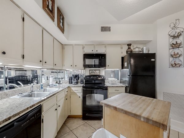 Gulf Front Condo with Beach View, Pools, Hot Tub & Tennis Court