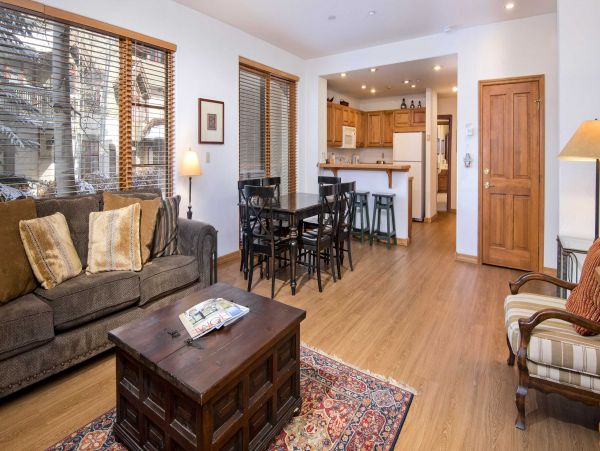 Charming Arrowhead 2 Bedroom Condo Sleeps 4