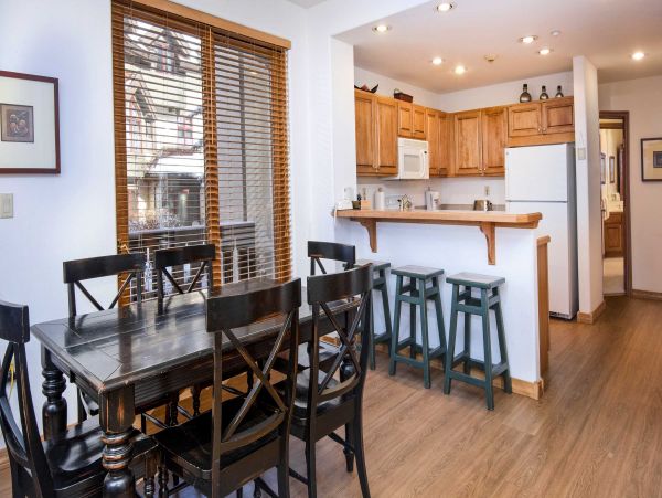 Charming Arrowhead 2 Bedroom Condo Sleeps 4