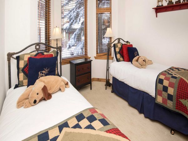 Charming Arrowhead 2 Bedroom Condo Sleeps 4