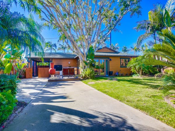 Oceanside Vacation Home Walk to Beach