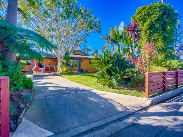 Oceanside Vacation Home Walk to Beach