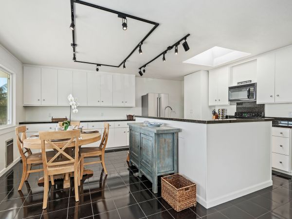 Summerland Lovely Vacation Apartment Ocean Views