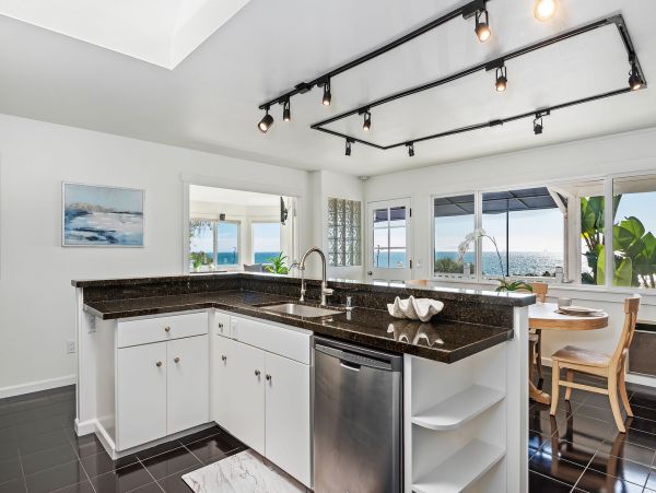 Summerland Lovely Vacation Apartment Ocean Views