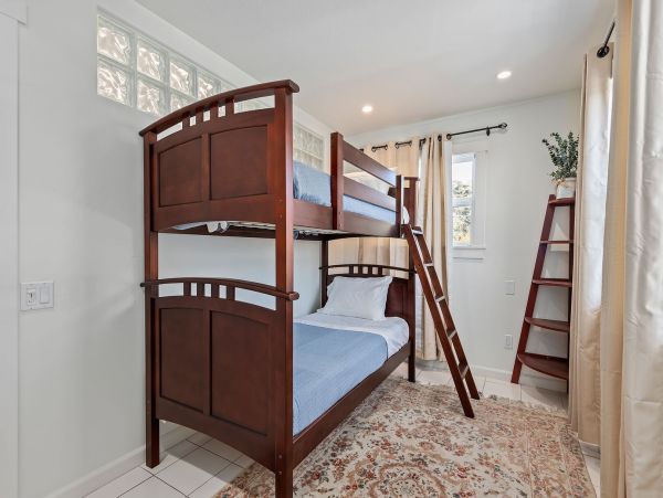 Summerland Lovely Vacation Apartment Ocean Views