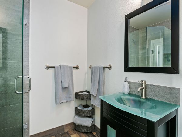 Summerland Lovely Vacation Apartment Ocean Views