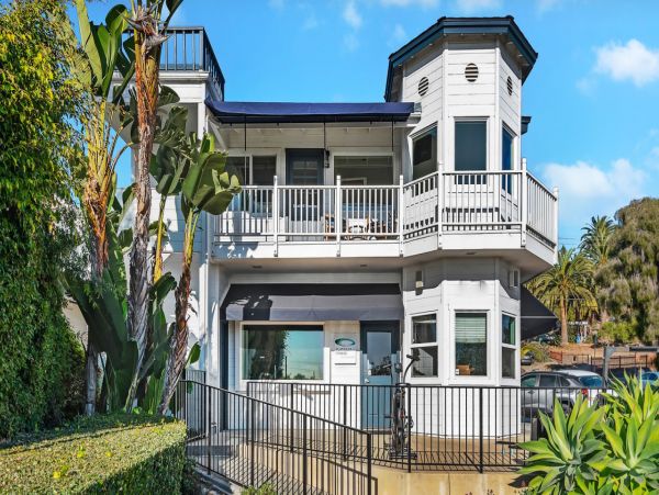 Summerland Lovely Vacation Apartment Ocean Views