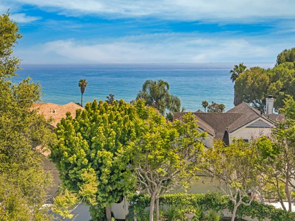 Summerland Vacation Home Four Bedroom Walk to Beach