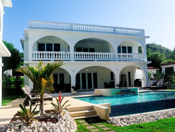 Beachfront Villa in Puerto Rico with Pool & Views