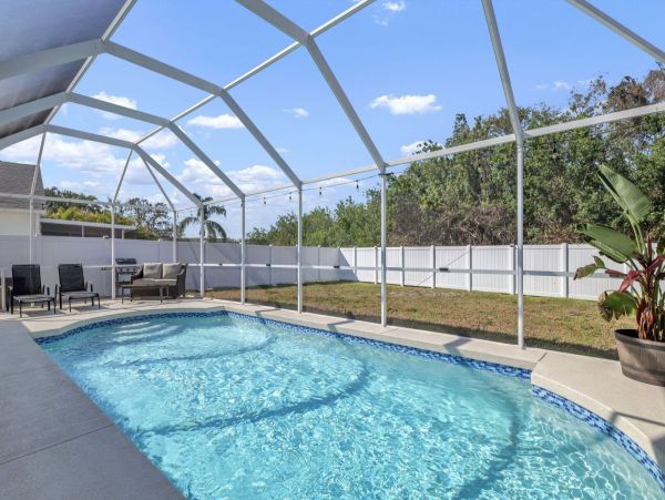 Bradenton Three Bedroom Home Private Caged Pool