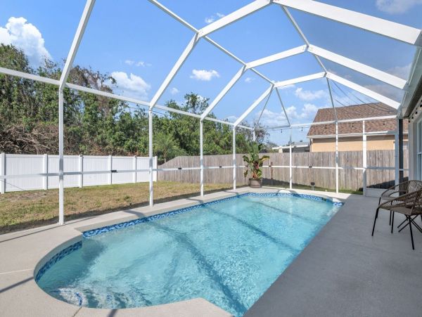 Bradenton Three Bedroom Home Private Caged Pool